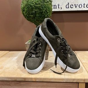 EUC Liz Claiborne casual shoe